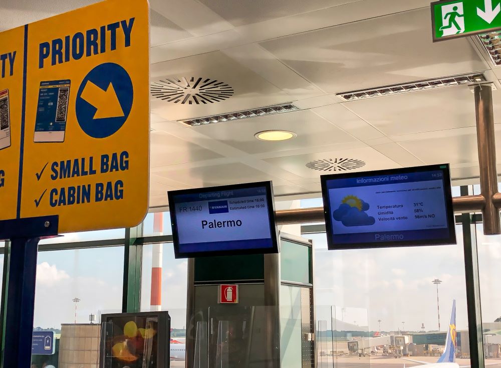 Hinweisschilder von Ryanair am Flughafen