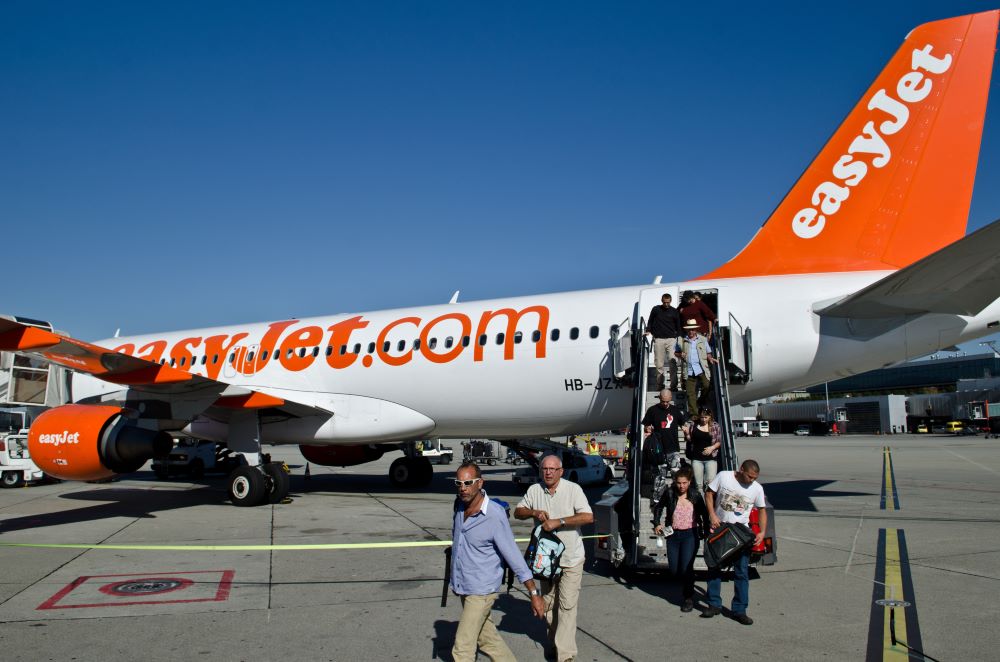 Passagiere verlassen das easyJet Flugzeug mit Handgepäck